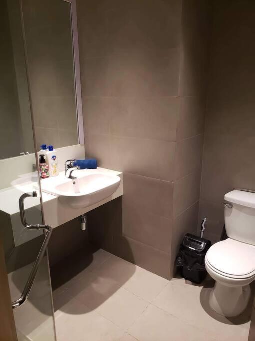 2 Bedroom Executive Suite Under New Management Manila Esterno foto