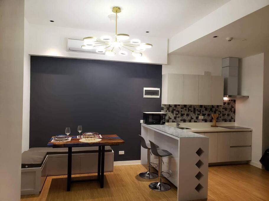 2 Bedroom Executive Suite Under New Management Manila Esterno foto